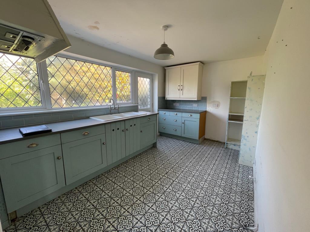 Lot: 133 - FREEHOLD END-TERRACE HOUSE FOR REFURBISHMENT - Kitchen with window and door to the garned